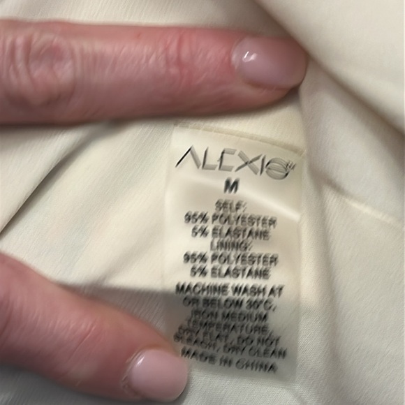 Alexis Fiji Wrap Dress in Wisteria Sz Medium
Party Wedding Vacation Chic Floral - Picture 11 of 12